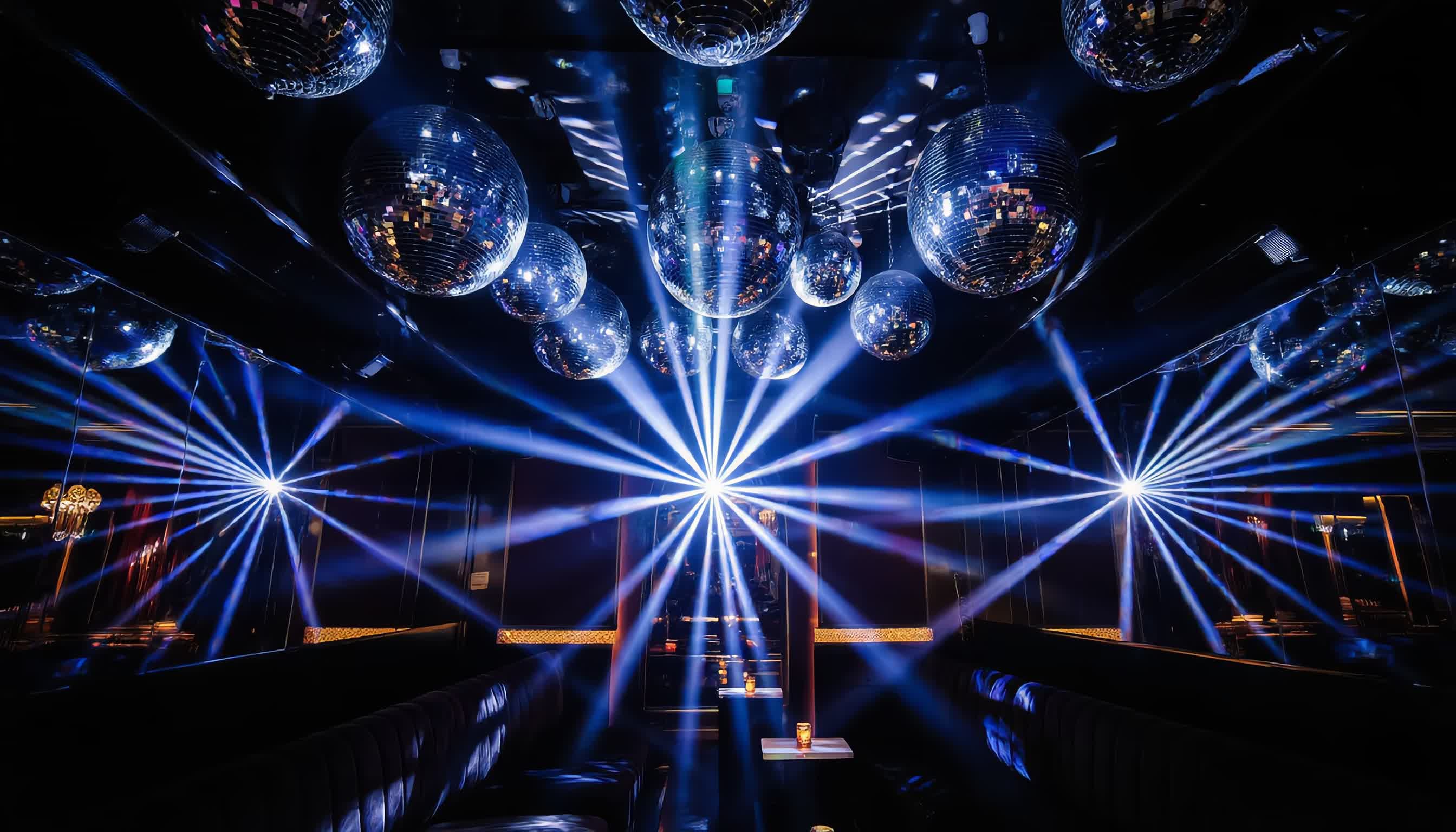 Omnidirectional light reflection patterns creating dazzling effects throughout Manhattan venue